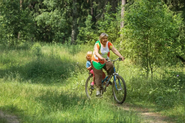Grand-mère avec petite petite-fille en balade à vélo dans la nature — Photo