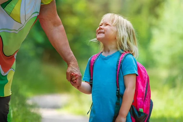 Mormor hålla liten flicka för hand när du går till skolan eller dagis — Stockfoto