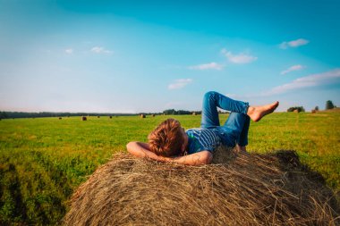 Çocuk buğday tarlasında saman yığınında rahatla