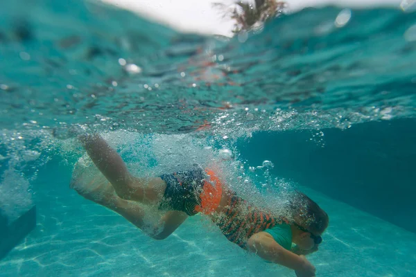 Criança nadando debaixo d 'água na piscina, crianças ativas — Fotografia de Stock