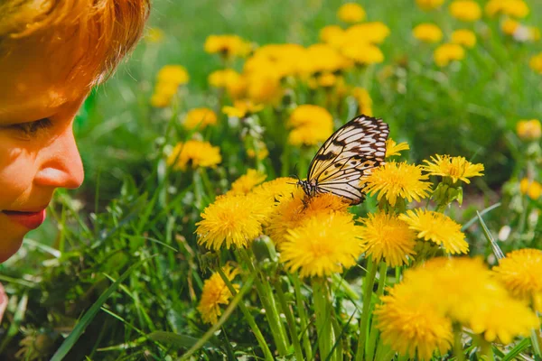 Nieuwsgierig kind kijkend naar boterbloem, kinderen die de natuur leren — Stockfoto