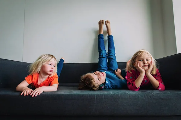 Діти нудьгують і втомилися залишатися вдома — стокове фото