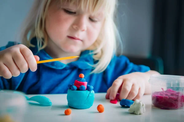 Petite fille jouant avec des formes de moulage d'argile, artisanat pour enfants — Photo