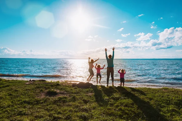 Père avec enfants amusez-vous sur la plage au coucher du soleil — Photo