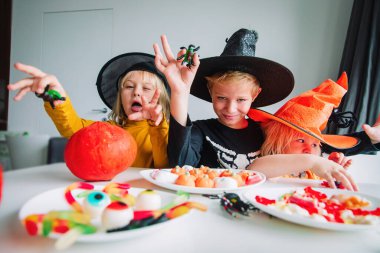 Cadılar Bayramı kutlaması. Şeker paylaşan çocuklar, şeker mi şaka mı?