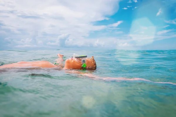 Bambino galleggiante al mare vacanza, ragazzo godere di estate — Foto Stock