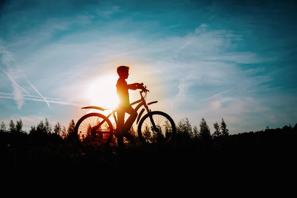 Criança feliz andar de bicicleta ao pôr do sol natureza — Fotografia de Stock