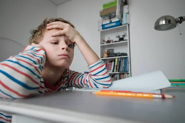 Niño cansado y aburrido de hacer la tarea, niño estresado por el aprendizaje — Foto de Stock