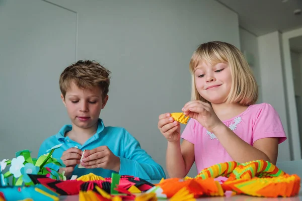 Enfants faisant de l'origami artisanat avec du papier à la maison, artisanat d'intérieur pour les enfants — Photo