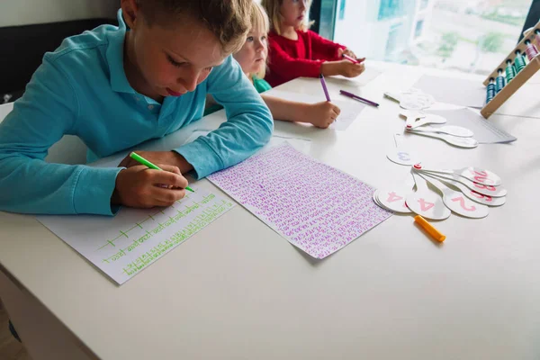 Niños aprendiendo números y contando, niños y niñas aprendiendo conceptos matemáticos — Foto de Stock
