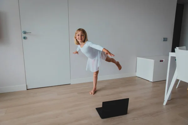 Lección de ballet o gimnasia en línea. Aprendizaje remoto para niños — Foto de Stock