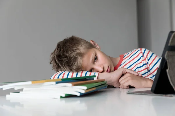 Szomorú fiú fáradt és stresszes olvasás, csinál házi feladatot — Stock Fotó