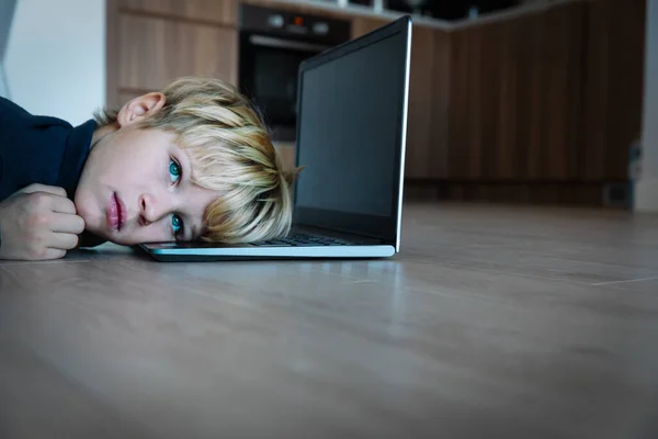 Uttråkad och ledsen tonåring tittar på datorn, unge trött på online-lärande — Stockfoto