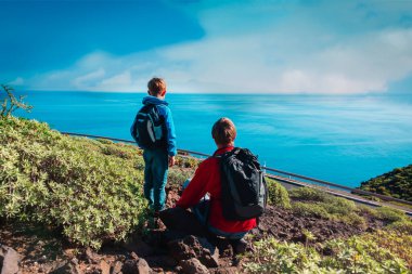 Baba oğul doğada seyahat eder, aile dağlarda yürüyüş yapar.