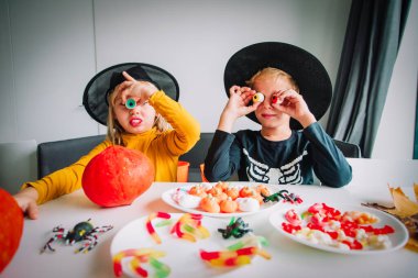 Cadılar Bayramı kutlaması. Şeker paylaşan çocuklar, şeker mi şaka mı?