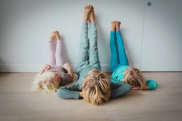 Barn slappna av hemma - komfort och lättja — Stockfoto