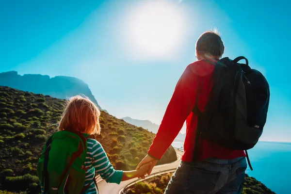 Pai e filha viajam na natureza, caminhadas em família nas montanhas — Fotografia de Stock