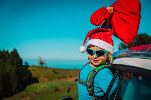 Noel arabası seyahati. Hediyeli mutlu kız. Kış tatilinin tadını çıkar. — Stok fotoğraf