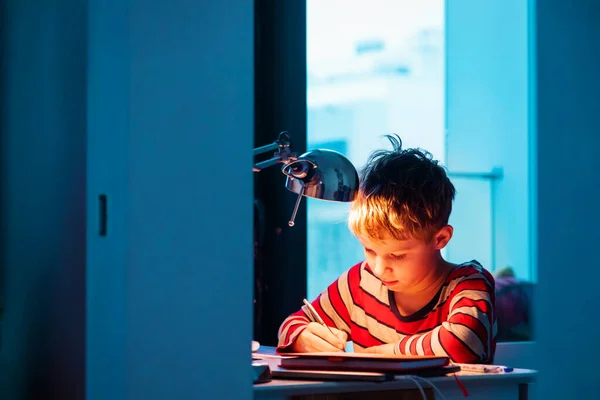 Dziecko robi pracę domową późnym wieczorem lub wczesnym rankiem, zwlekanie — Zdjęcie stockowe