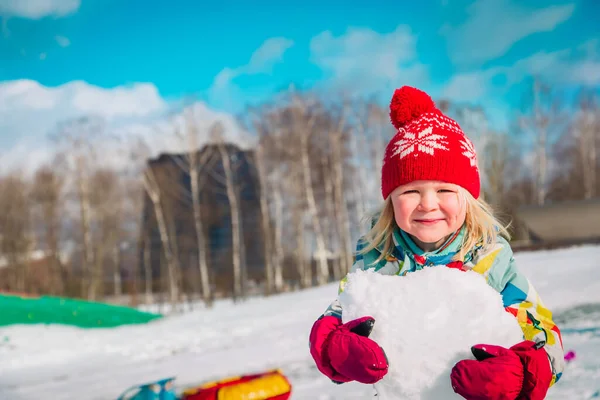 Κοριτσάκι παίζουν με το χιόνι στη φύση το χειμώνα — Φωτογραφία Αρχείου