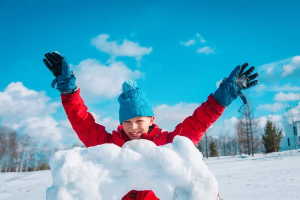 Glad unge leka med snö i vinter natur — Stockfoto