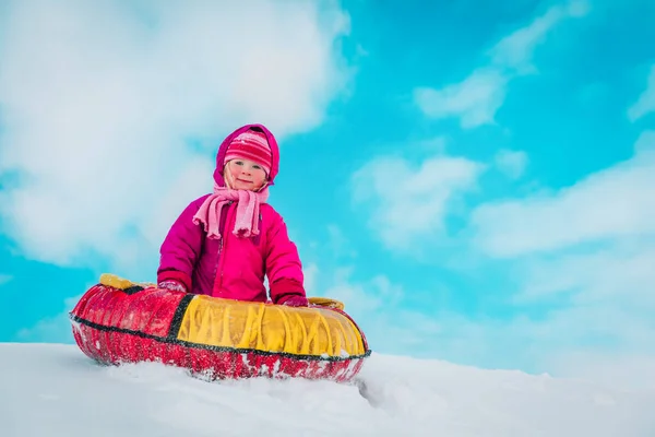 Glücklich süße kleine Mädchen Rutsche im Winter Schnee — Stockfoto