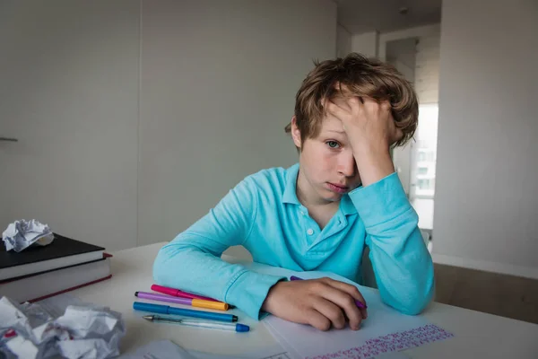 Szomorú fiú fáradt és stresszes a tanulás, csinál házi feladatot — Stock Fotó