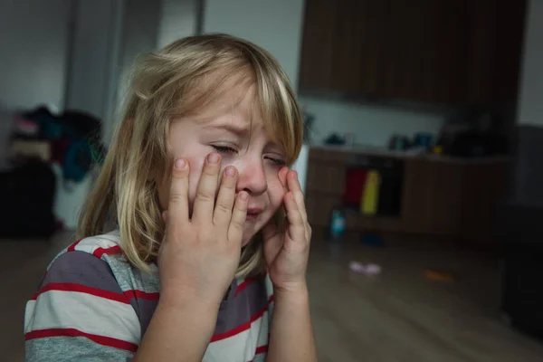 Mädchen weint zu Hause, Kinderstress und Familienprobleme — Stockfoto