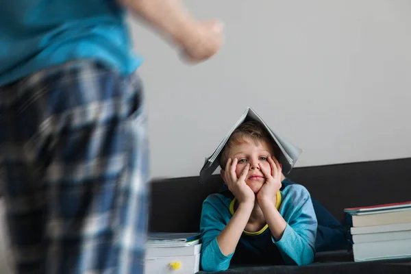 Dühös szülő és stresszes fiú, gyerek fáradt csinál házi feladatot — Stock Fotó