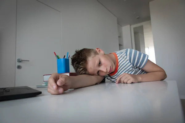 Gelangweilte und traurige Teenager, Kinder, die der Online-Kommunikation und des Lernens müde sind — Stockfoto