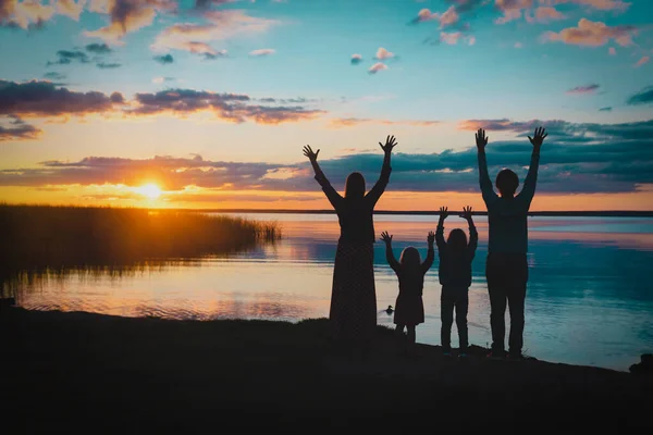 Счастливая семья с детьми на закате — стоковое фото