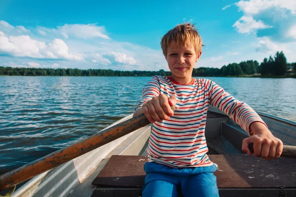 Anak bahagia naik perahu di danau, latihan anak laki-laki di alam — Stok Foto