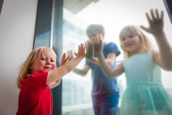 아이들이 창문을 통해 이야기하고, 고립되고, 사회적으로 거리를 두고 — 스톡 사진