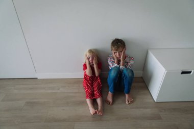 Çocuklar evde kalırken sıkılmış ve yorulmuşlar. Yalnızlık sorunu.