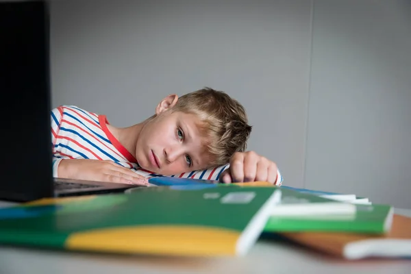 A gyerek fáradt és unja a házi feladatot. — Stock Fotó
