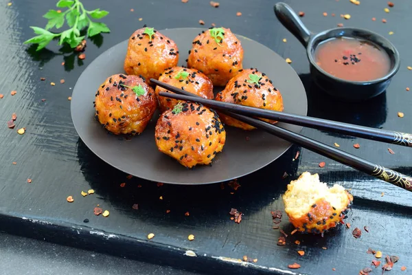 Spicy chicken balls in sweet chilly glazur — Stock Photo, Image