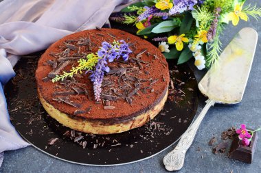 Hiçbir fırında kek, bisküvi tabanı ile cocolate ganash