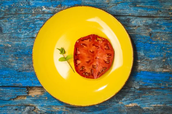Tomaat Slice Extra Kwaliteit Gele Keramische Plaat Rustieke Blauwe Houten — Stockfoto