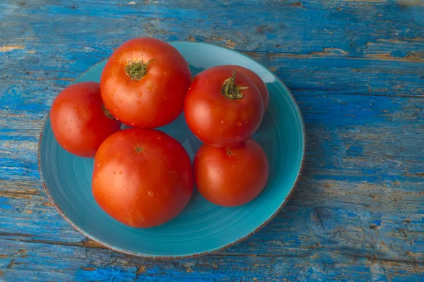从有机耕作的全红色天然西红柿在蓝色木背景地中海风格的额外质量 — 图库照片
