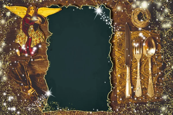 クリスマス メニューを記述する背景 ヴィンテージのクリスマスの装飾 星とテキストを書き込む空白と金色の装飾品でヴィンテージ カトラリー — ストック写真