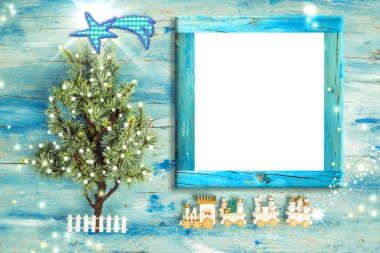 Noel Nativity fotoğraf çerçevesi selamlar. Noel ağacı ve vintage tarzı ahşap boş fotoğraf çerçevesi ile fotoğraf veya mesaj koymak için tren
