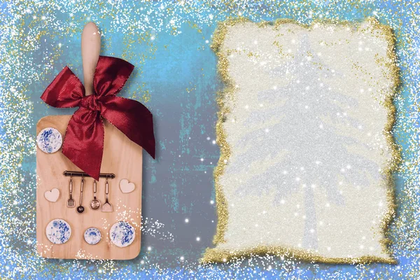 菜单圣诞复古卡 切割板与厨具和菜肴装饰红色弓和空白纸蓝色背景为写作 — 图库照片