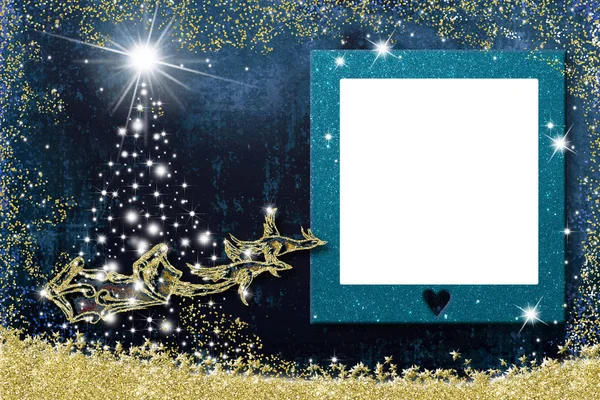 圣诞相框问候牌 圣诞老人雪橇 鹅和星圣诞树与一个空相框把照片或写消息在蓝色纸背景 — 图库照片