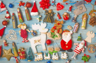 Noel ve yeni yıl arka plan dekorasyon ile. Doğum sahnesi, Santa, melekler, çam kozalakları, çam ağacı, ahşap kalp, çok fazla Noel süsler. Lay, en iyi görünümü paylamak.