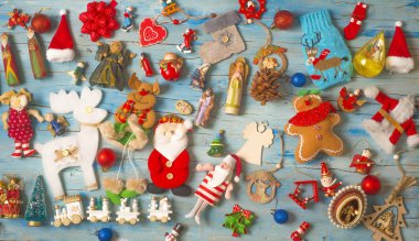 Noel ve yeni yıl arka plan dekorasyon ile. Doğum sahnesi, Santa, melekler, çam kozalakları, çam ağacı, ahşap kalp, çok fazla Noel süsler. Lay, en iyi görünümü soymak. Vintage tarzı.