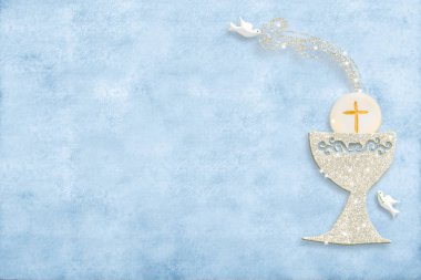 İlk Komünyon davetiye. Gümüş kadeh ve güvercinler mavi kağıt arka plan kopya alanı metin ve fotoğraf ile üzerinde.