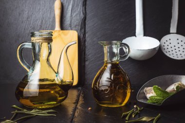 Sızma zeytinyağı, iki kavanoz.