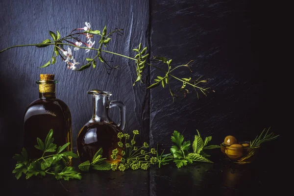 Aromatyzowana oliwa z oliwek z pierwszego tłoczenia w szklanym słoiku i butelce — Zdjęcie stockowe