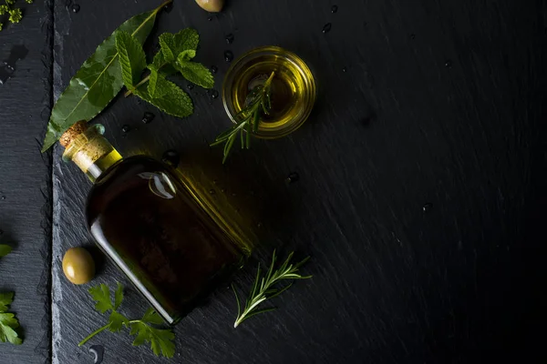 Ароматизированное оливковое масло в стеклянной бутылке — стоковое фото
