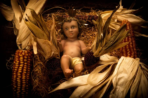 Bambino Gesù in una culla fatta di pannocchie — Foto Stock